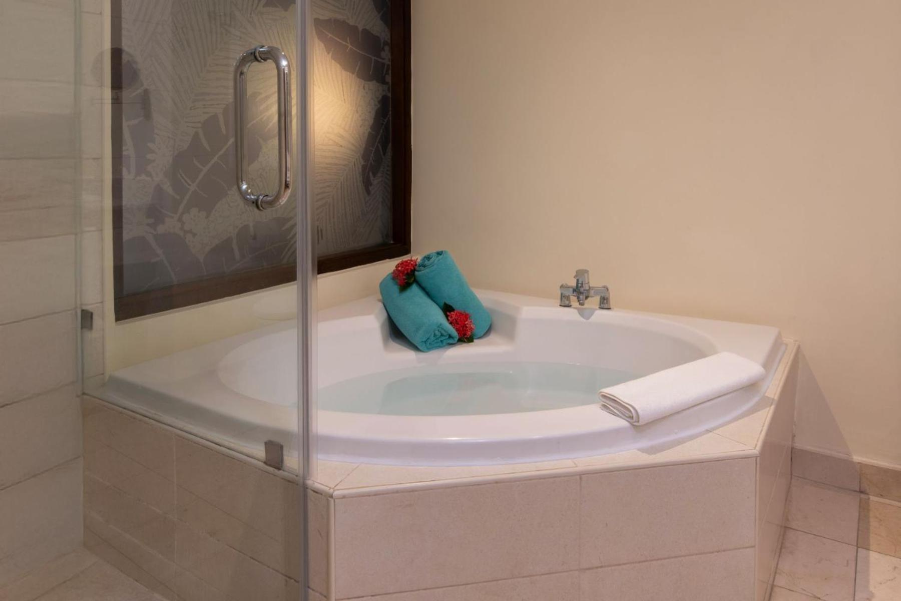 Suite Junior Premium con vistas tropicales y jacuzzi